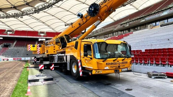 Grove-GMK5250XL-1-extends-helping-hand-to-German-soccer-club-Stuttgart-1.jpeg