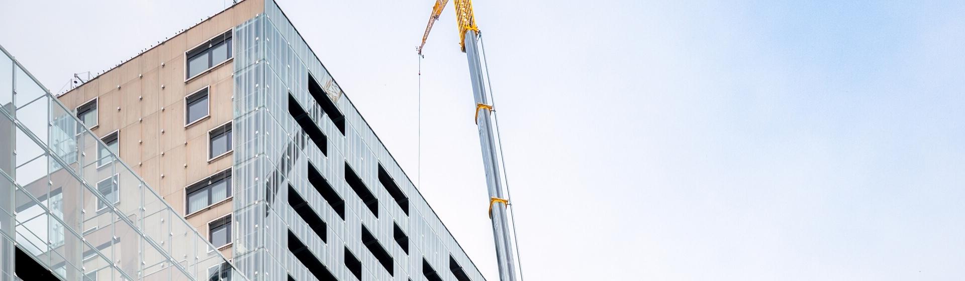 Grove-GMK6300L-1-proves-perfect-for-compact-jobsite-in-downtown-Rotterdam-01.jpg